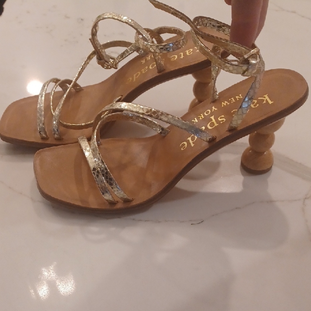 New Kate Spade New York Charmer Metallic Gold Strappy Funky Wood Heels SZ 6B